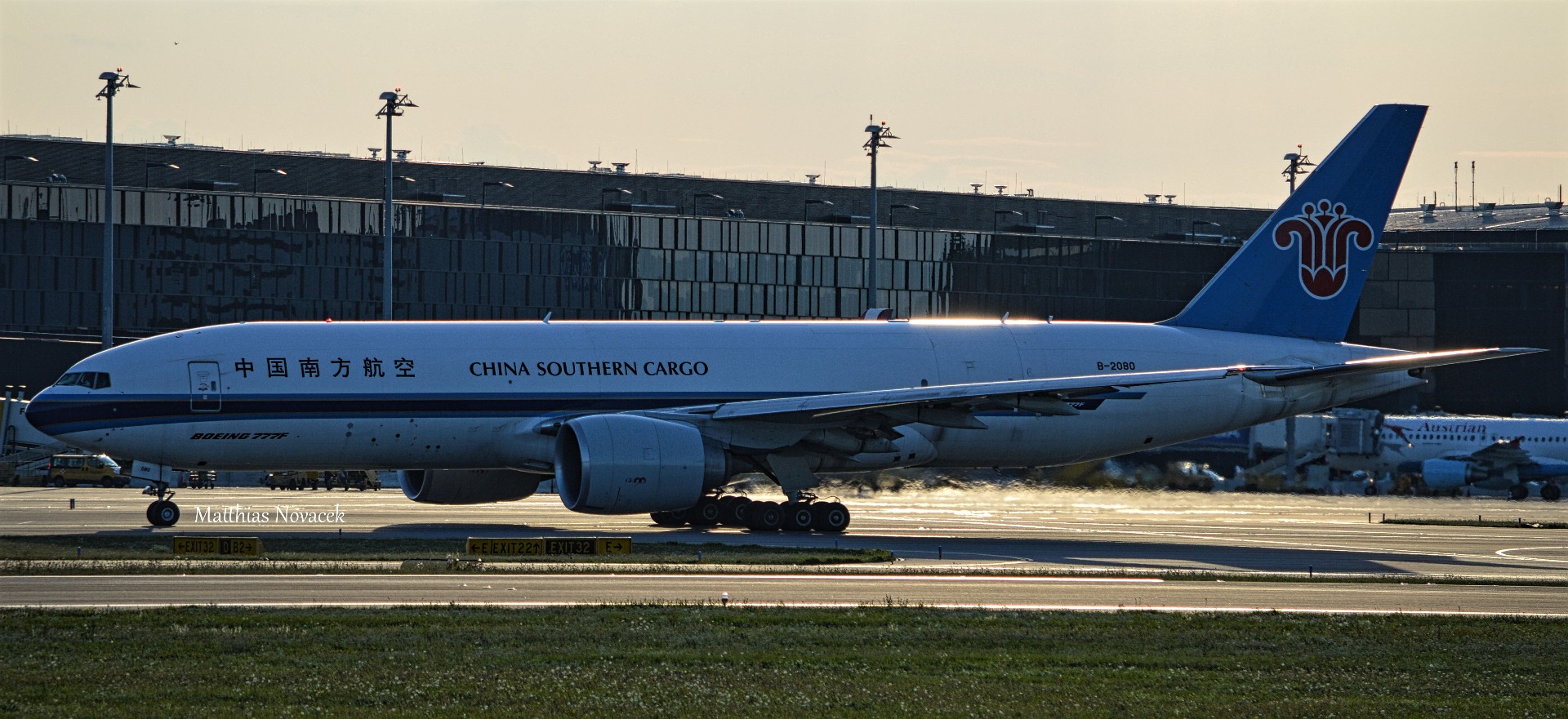 Eine Boeing 777-200F von China Southern Cargo aus dem fernen China in Wien. Die 777 wird liebevoll auch "Triple 7" genannt