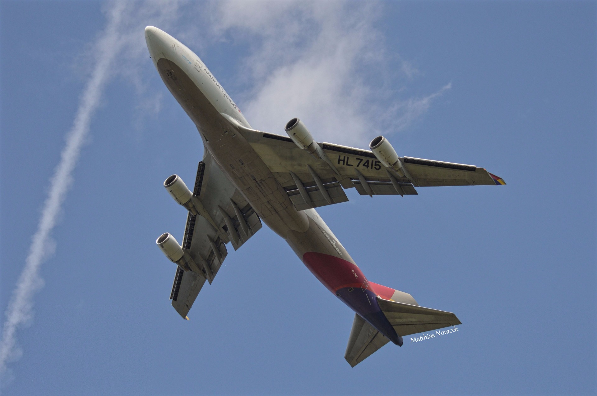 Ein "Jumbo" von unten. Boeing 747F von Asiana Cargo kurz nach dem Start in Wien