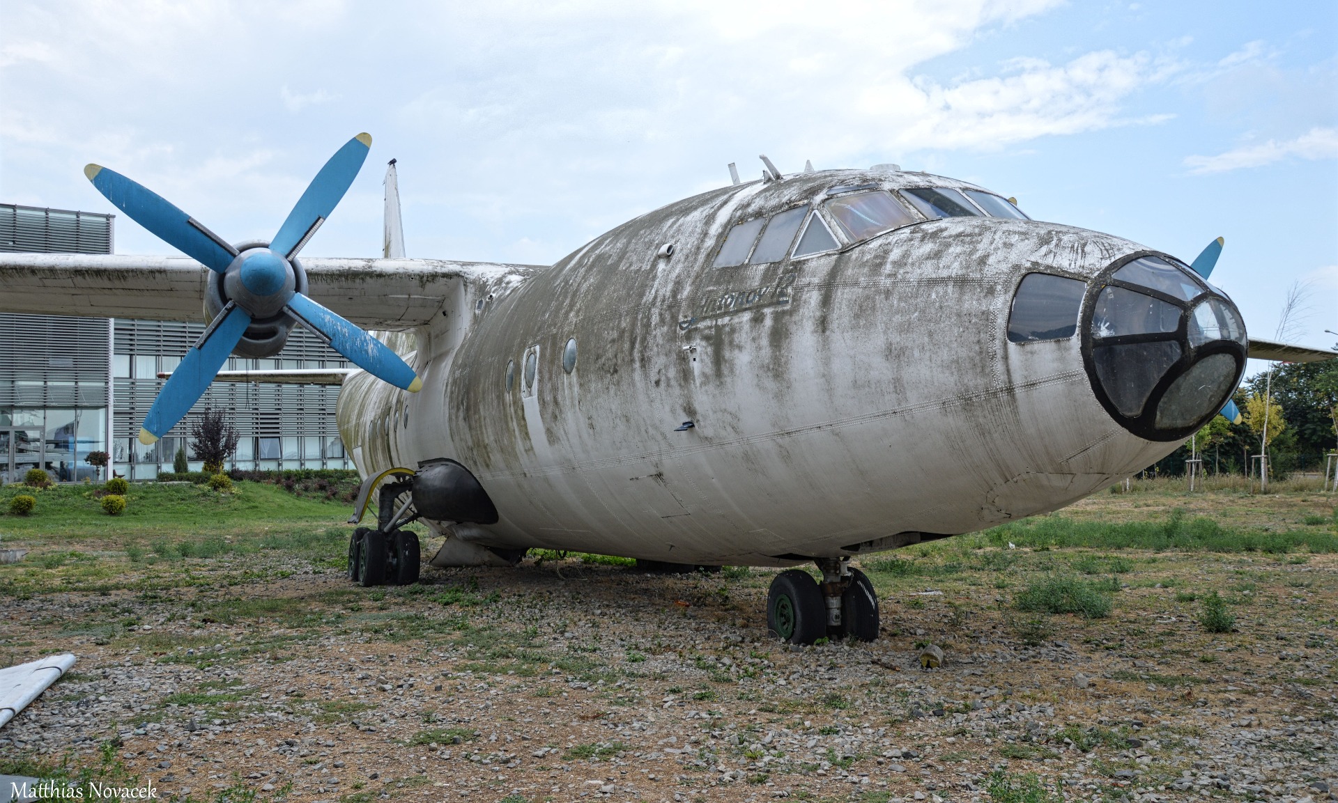 Leider ein trauriger Anblick. Diese Antonov An12 wird warscheinlich nie mehr in die Lüfte gehen... Abgestellt in Burgas