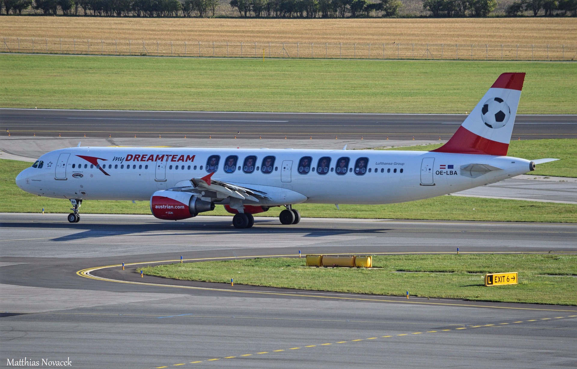 Der "myDreamteam" Airbus A321 der Austrian Airlines zur EM2016