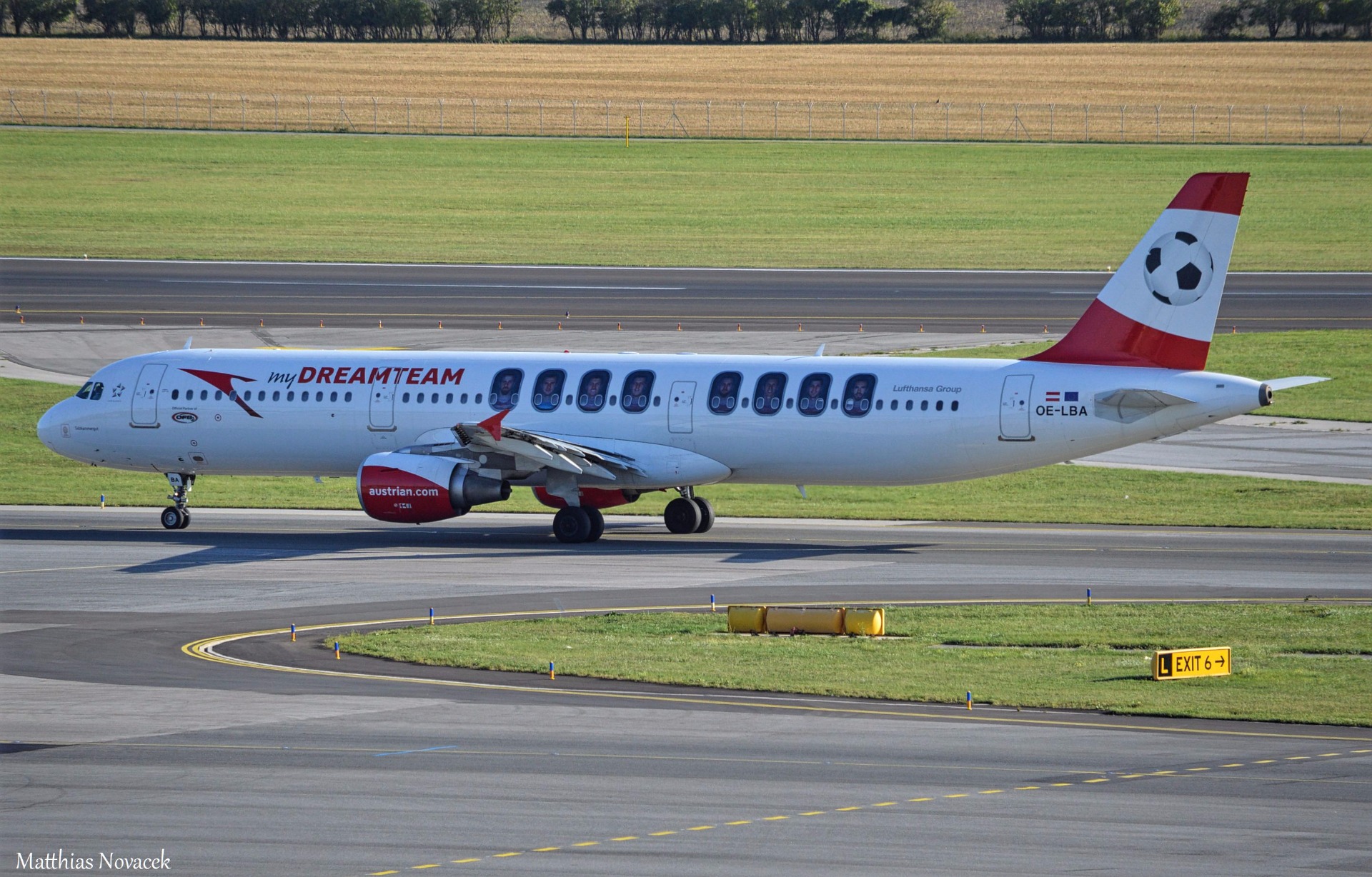 Der "myDreamteam" Airbus A321 der Austrian Airlines zur EM2016 