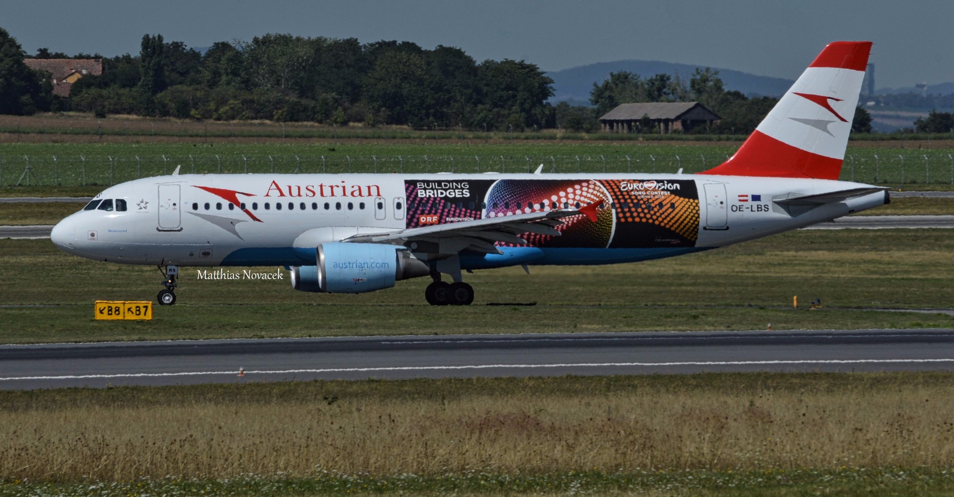 AUA Airbus A320 mit Songcontest Sticker (Übrigens: Der Sticker befindet sich immer noch auf dem Flieger.)