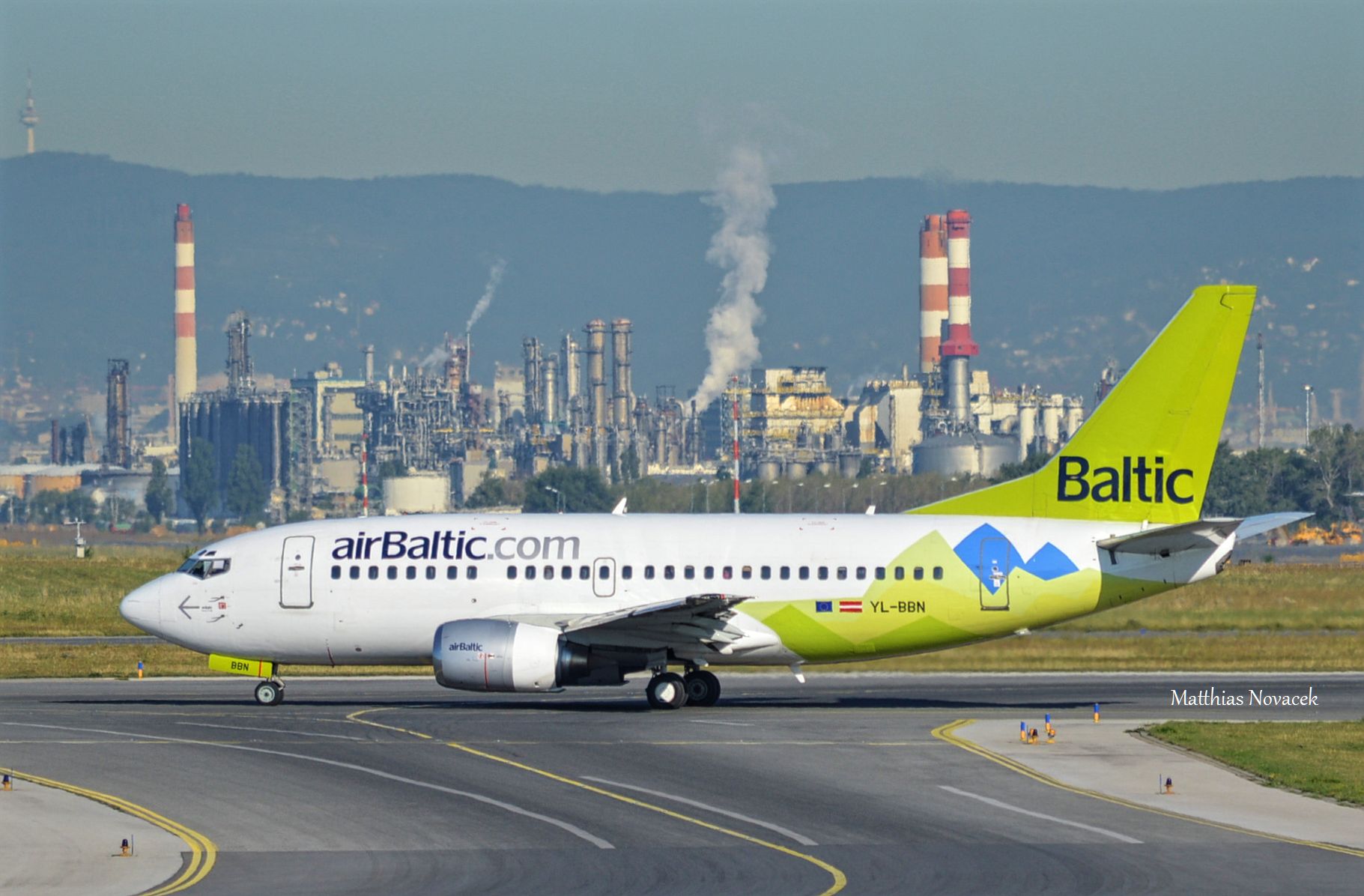 Boeing 737-500 der lettischen airBaltic mit "OFFLICIAL CARRIER OF LATVIA TEAM 2014" Sticker