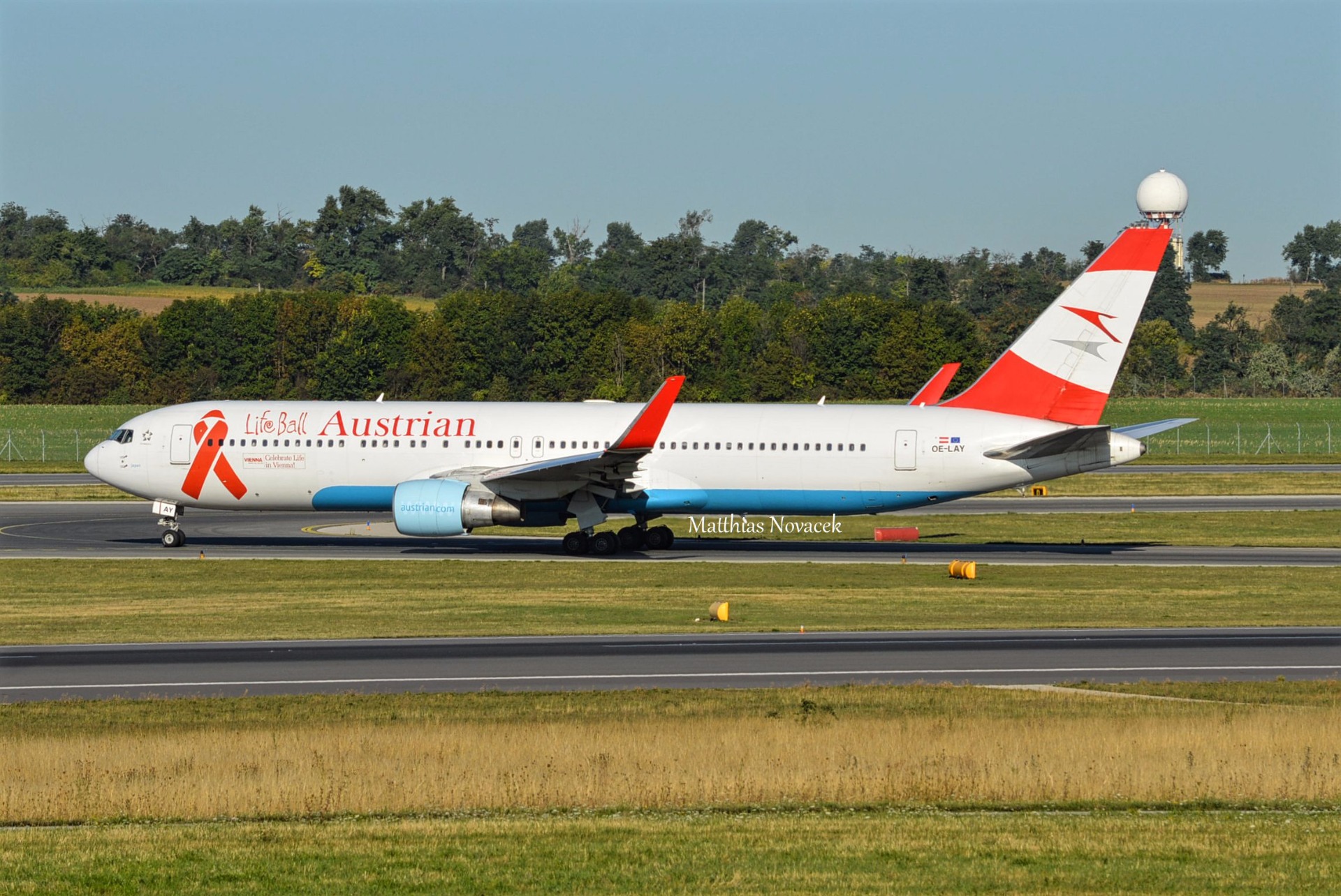 Boeing 767-300 der AUA mit "Lifeball" Sticker