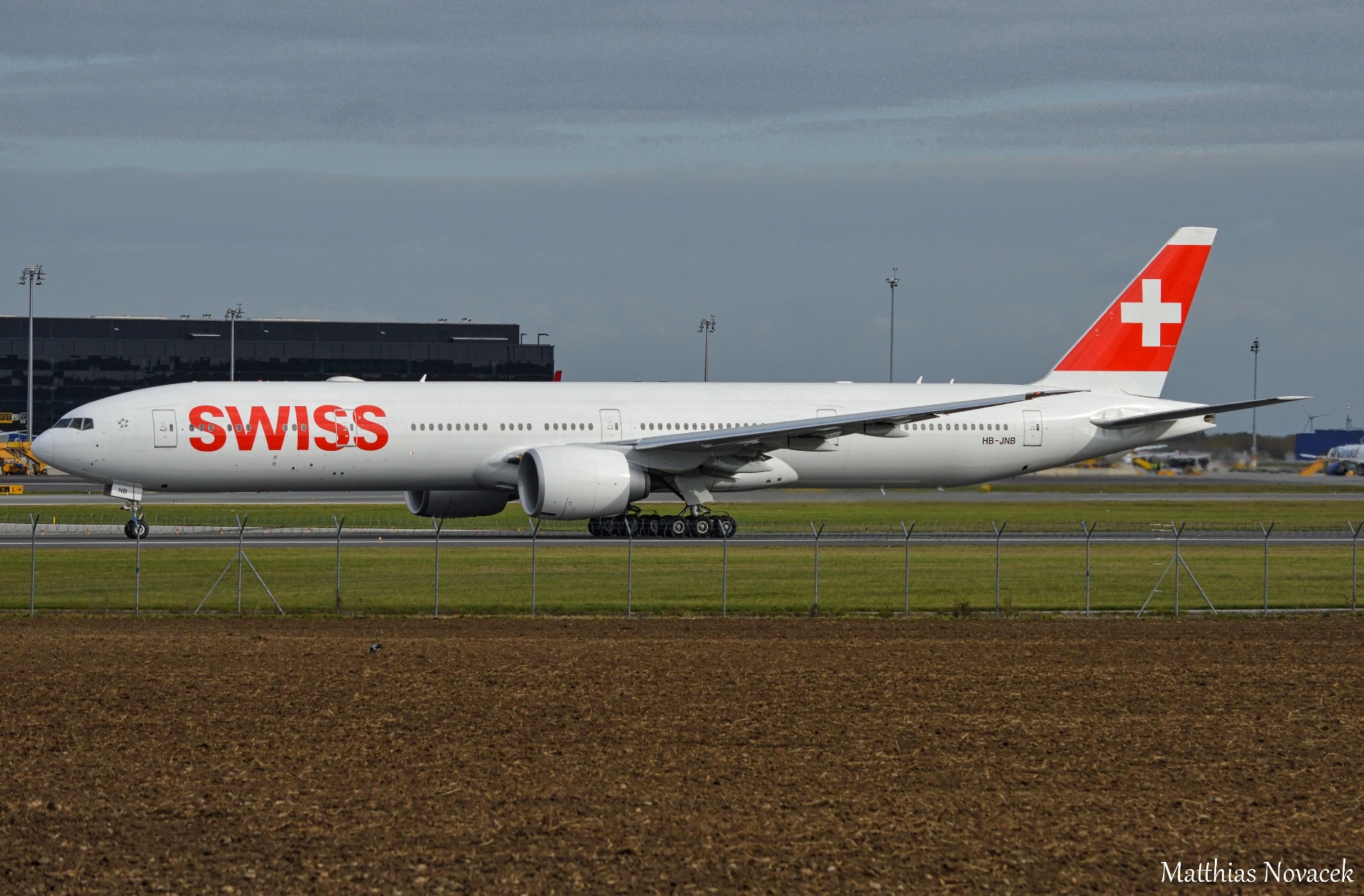 Ein nicht alltäglicher Gast in Wien: Eine Boeing "Triple 7" (Boeing 777) der SWISS International Airlines, die aufgrund von Pilotentraining nach Wien kam.